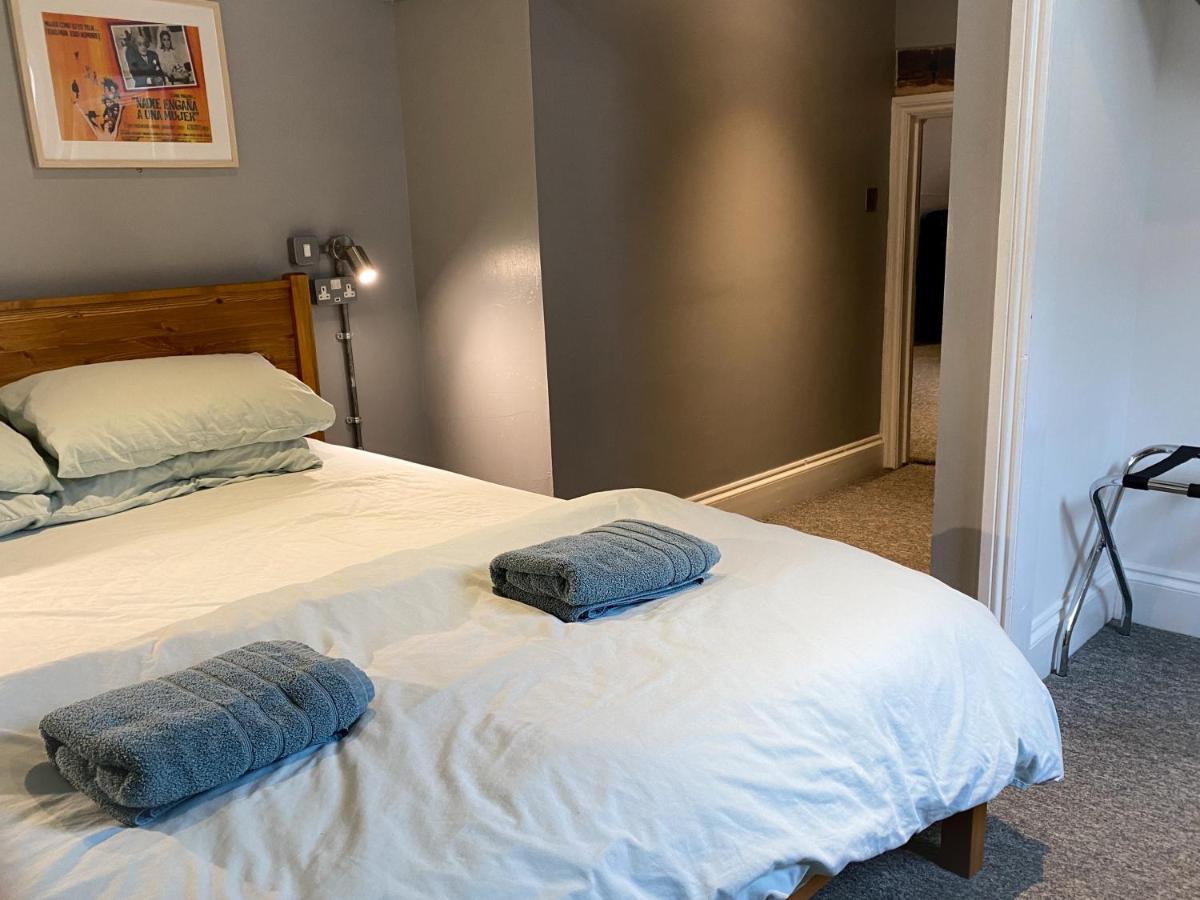 The Full Moon Backpackers Albergue *